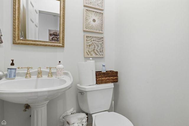 1337 W Barry Avenue, Chicago, IL 60657