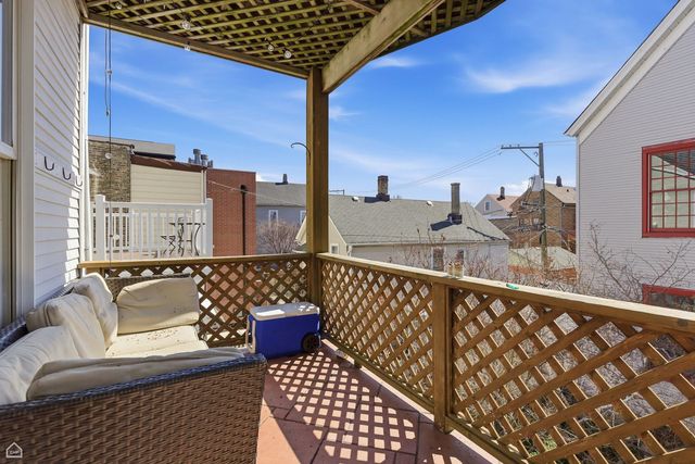 1337 W Barry Avenue, Chicago, IL 60657