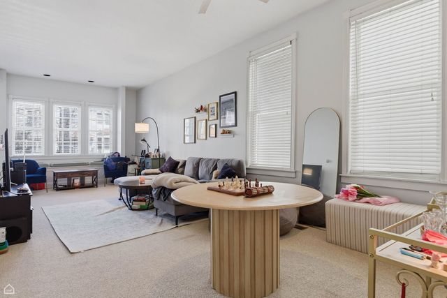 1337 W Barry Avenue, Chicago, IL 60657