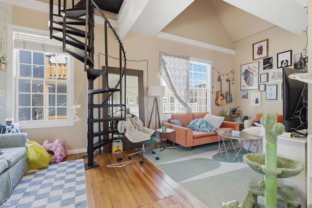 1337 W Barry Avenue, Chicago, IL 60657