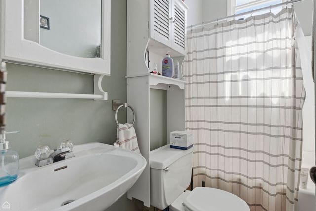 1337 W Barry Avenue, Chicago, IL 60657