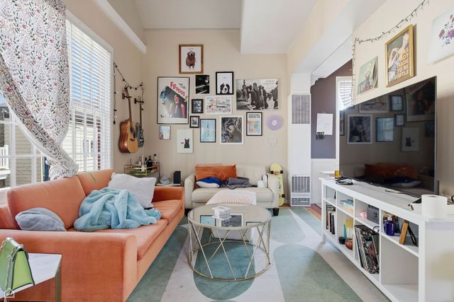 1337 W Barry Avenue, Chicago, IL 60657