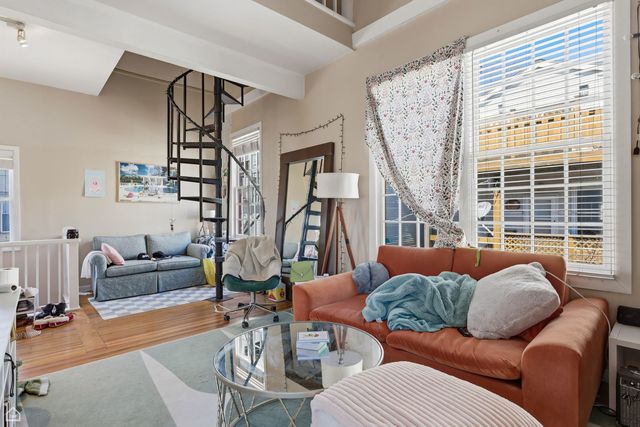 1337 W Barry Avenue, Chicago, IL 60657