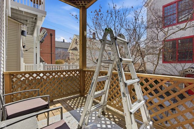 1337 W Barry Avenue, Chicago, IL 60657