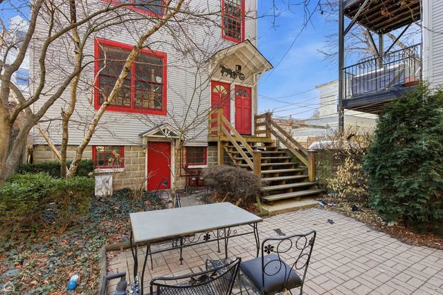 1337 W Barry Avenue, Chicago, IL 60657