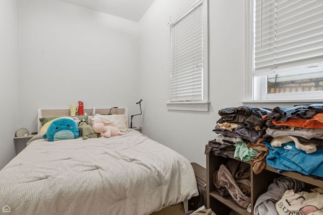 1337 W Barry Avenue, Chicago, IL 60657