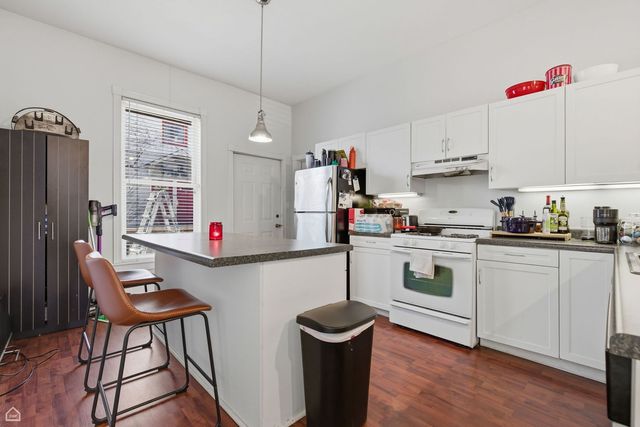 1337 W Barry Avenue, Chicago, IL 60657