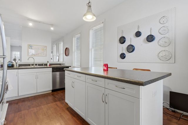 1337 W Barry Avenue, Chicago, IL 60657