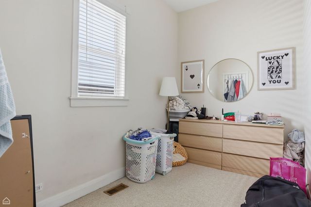 1337 W Barry Avenue, Chicago, IL 60657