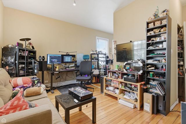 1337 W Barry Avenue, Chicago, IL 60657