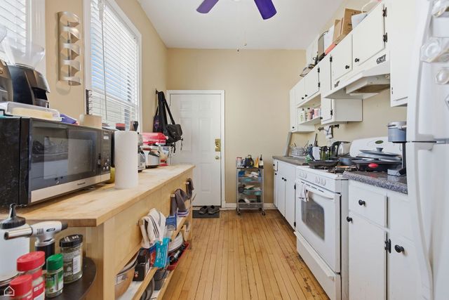 1337 W Barry Avenue, Chicago, IL 60657