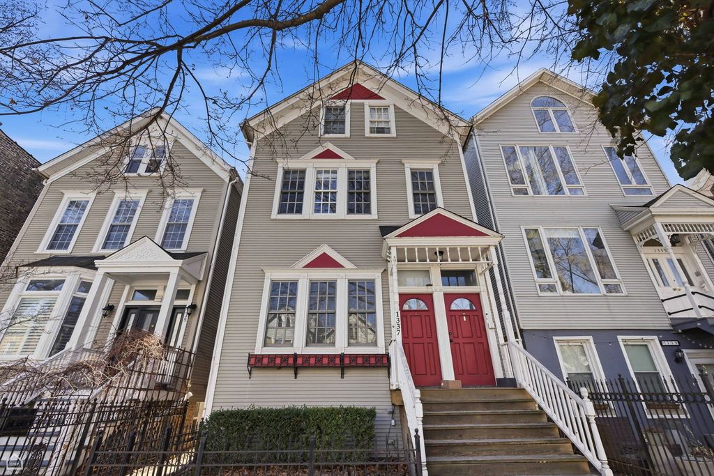1337 W Barry Avenue, Chicago, IL 60657