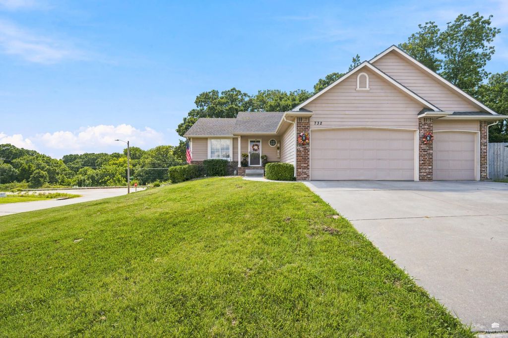 732 Fossilridge Circle, Manhattan, KS 66503