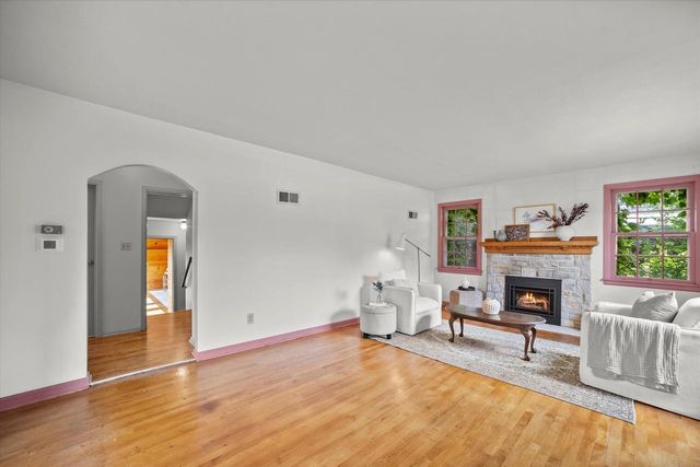 208 Maple TERRACE, Oconomowoc, WI 53066