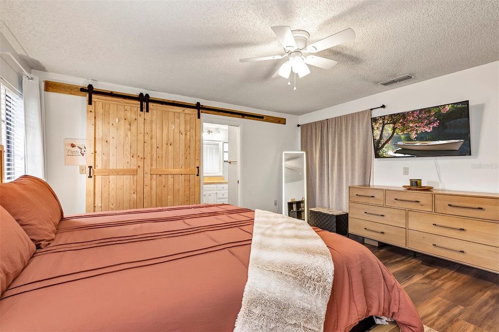 Image 11 of property listing at 1548 BOWMANS TRAIL, Lakeland, FL 33809