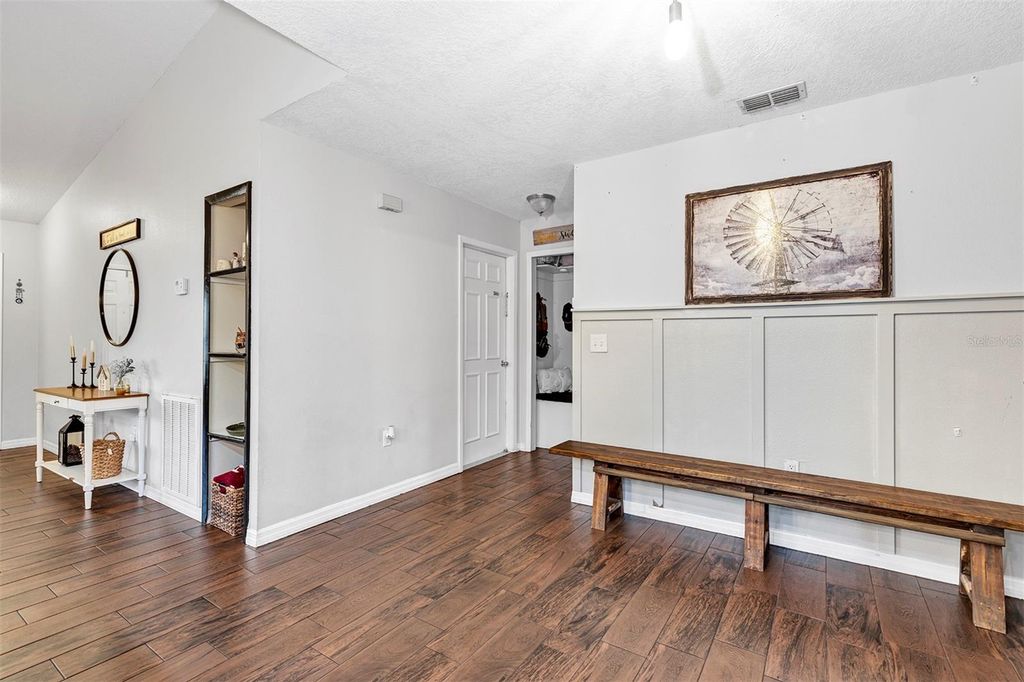 Image 8 of property listing at 1548 BOWMANS TRAIL, Lakeland, FL 33809