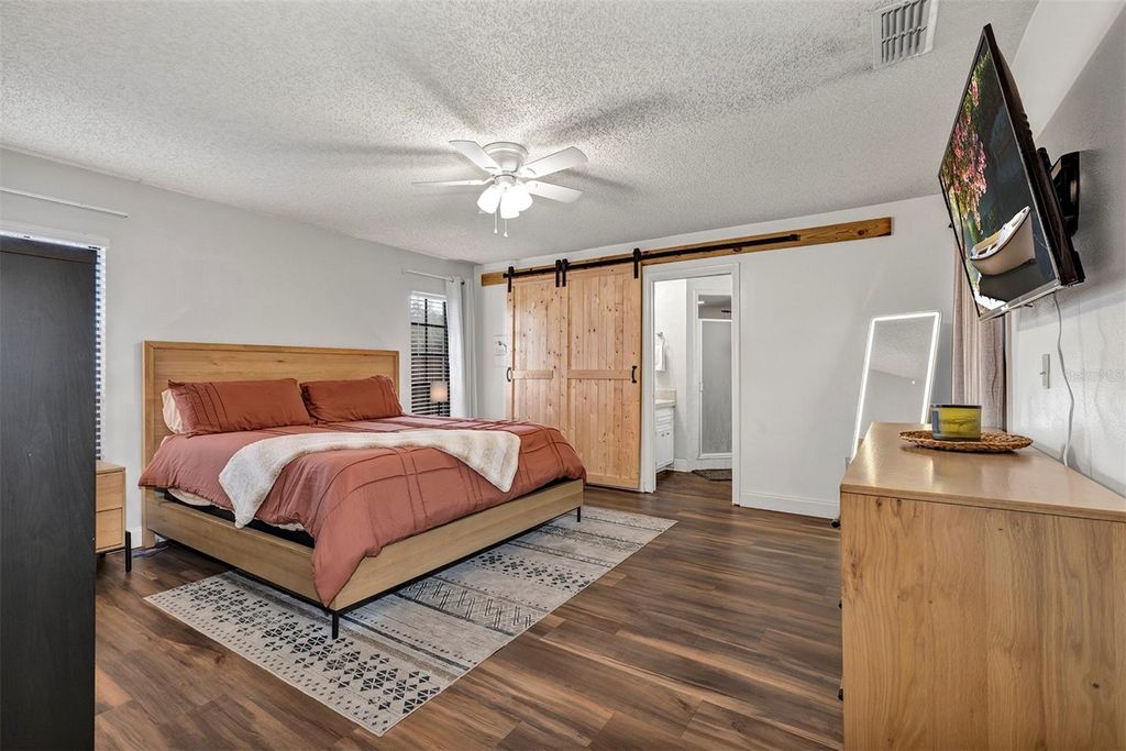 Image 9 of property listing at 1548 BOWMANS TRAIL, Lakeland, FL 33809