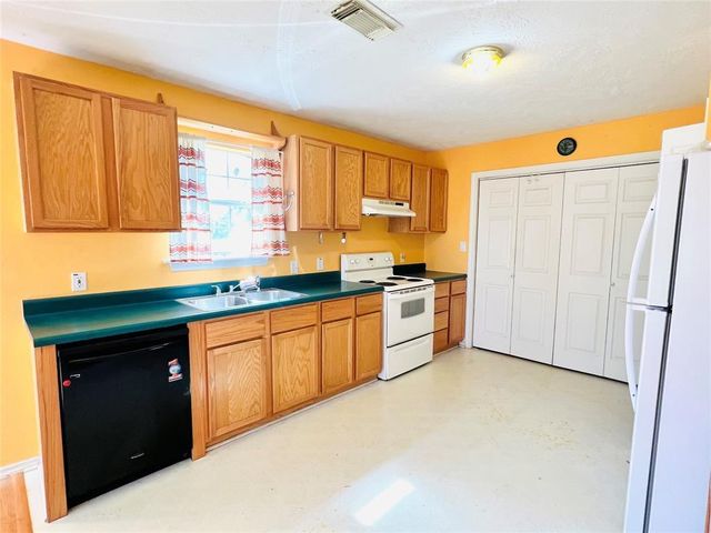 2105 W Gillis Ave, Cameron, TX 76520