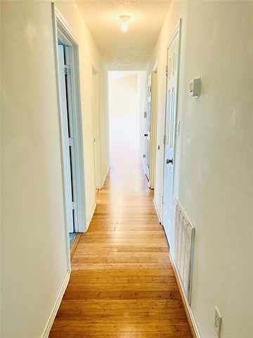 2105 W Gillis Ave, Cameron, TX 76520