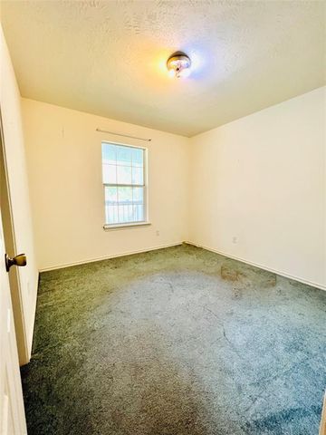 2105 W Gillis Ave, Cameron, TX 76520