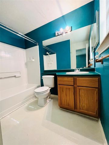 2105 W Gillis Ave, Cameron, TX 76520