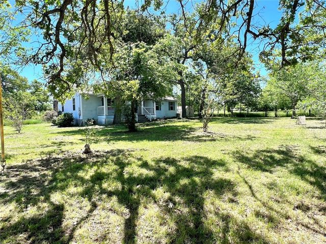 2105 W Gillis Ave, Cameron, TX 76520