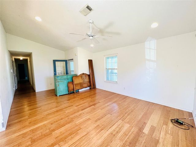 2105 W Gillis Ave, Cameron, TX 76520