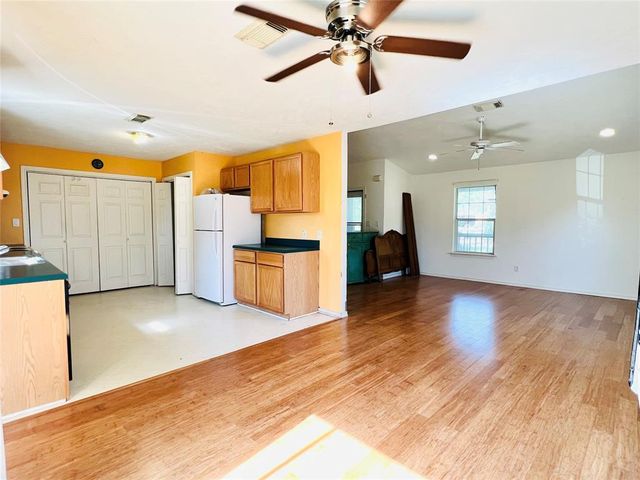 2105 W Gillis Ave, Cameron, TX 76520