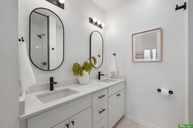 5325 Elmwood Plaza, Omaha, NE 68106