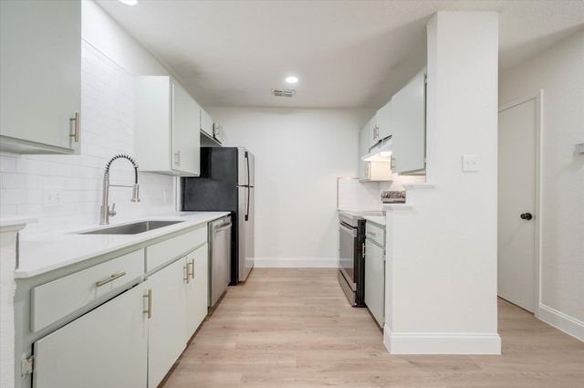 805 W Chambers Street B, Cleburne, TX 76033