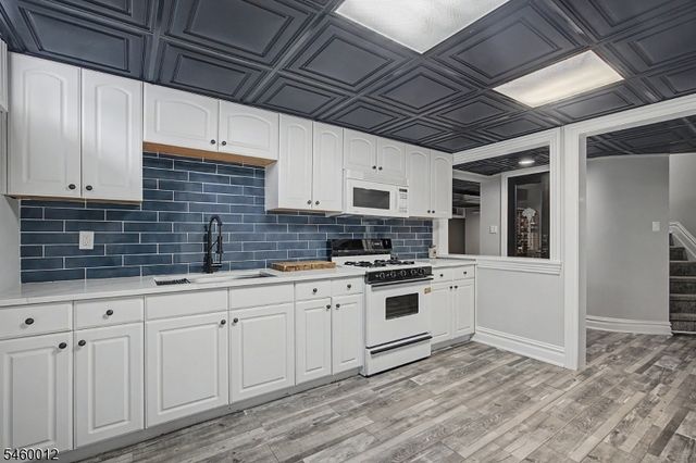 9 Alexandria Dr, East Hanover Twp., NJ 07936