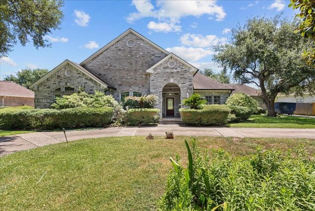 1902 E Winding Way Drive, Friendswood, TX 77546