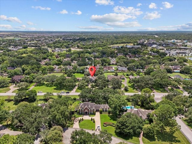 1902 E Winding Way Drive, Friendswood, TX 77546