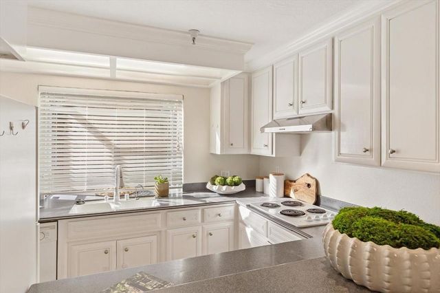 527 Tyndall Street, Los Altos, CA 94022