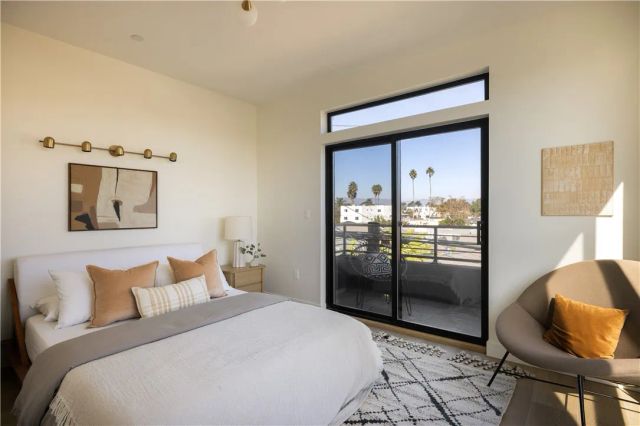 5443 Blackwelder, Los Angeles, CA 90016