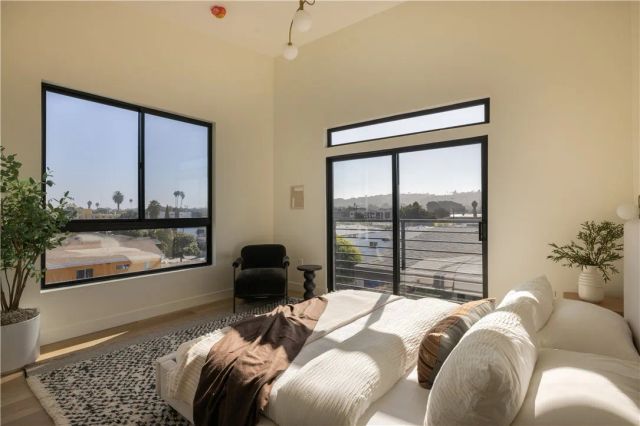 5443 Blackwelder, Los Angeles, CA 90016