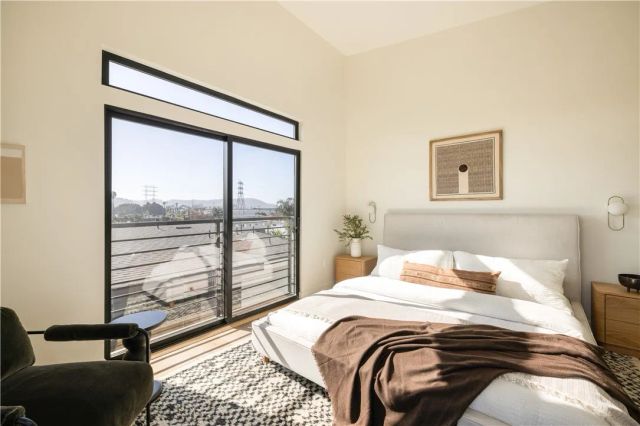 5443 Blackwelder, Los Angeles, CA 90016