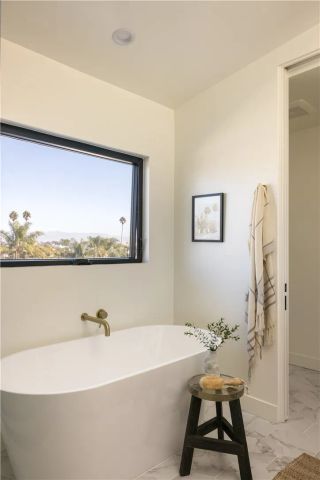 5443 Blackwelder, Los Angeles, CA 90016