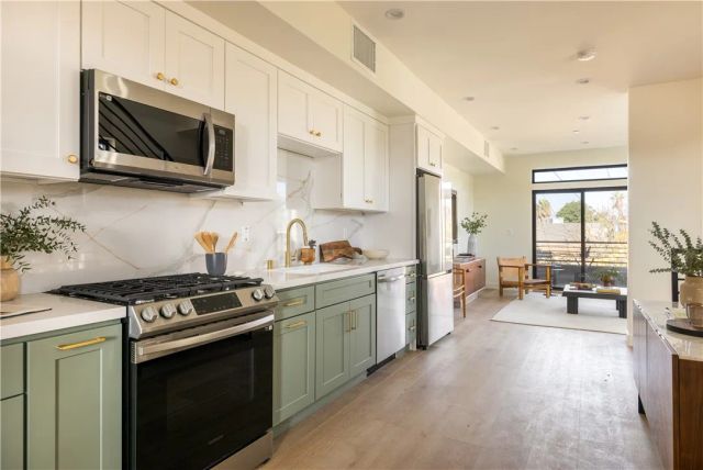 5443 Blackwelder, Los Angeles, CA 90016