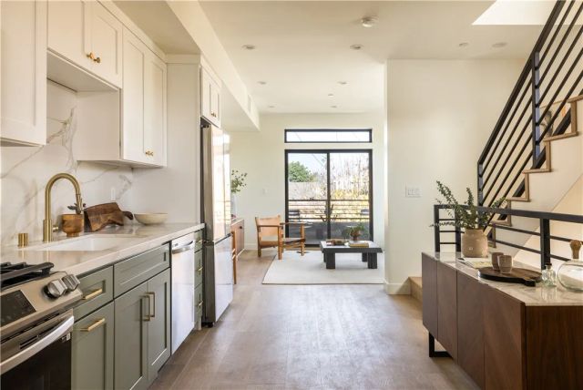 5443 Blackwelder, Los Angeles, CA 90016