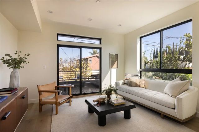 5443 Blackwelder, Los Angeles, CA 90016