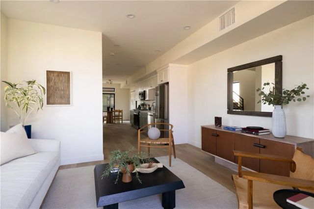 5443 Blackwelder, Los Angeles, CA 90016