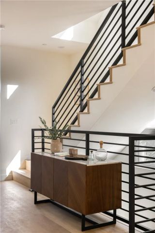 5443 Blackwelder, Los Angeles, CA 90016