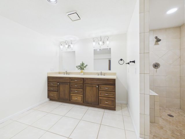 6942 E Newbury Cir, Wichita, KS 67226