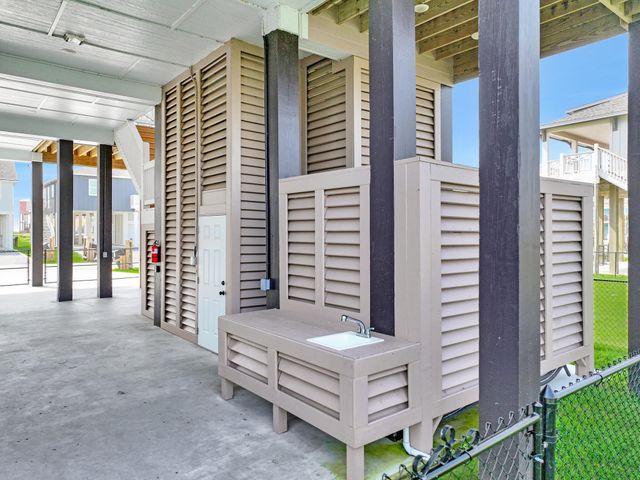 1983 Royalville Court, Port Bolivar, TX 77650