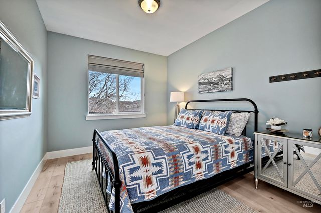 5699 W Creeks Edge Drive, Boise, ID 83714