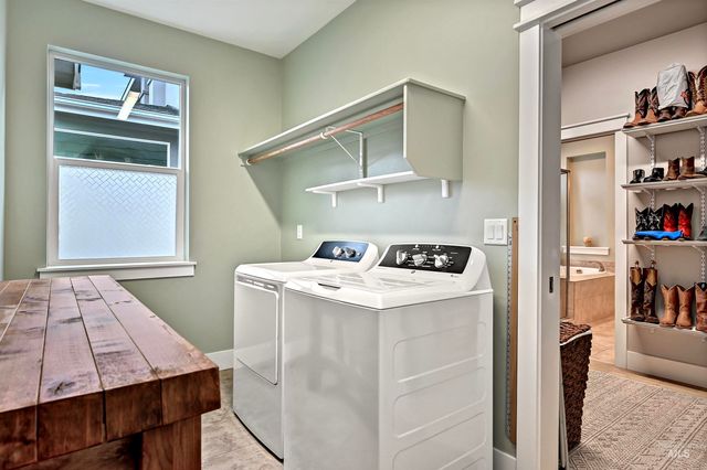 5699 W Creeks Edge Drive, Boise, ID 83714