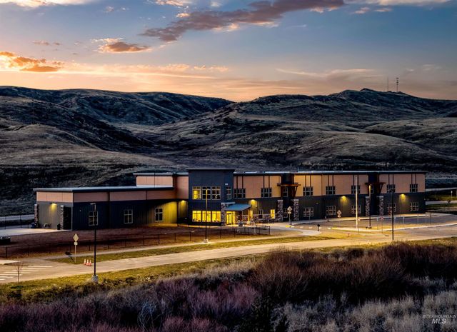 5699 W Creeks Edge Drive, Boise, ID 83714