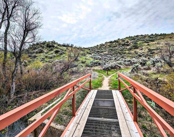 5699 W Creeks Edge Drive, Boise, ID 83714