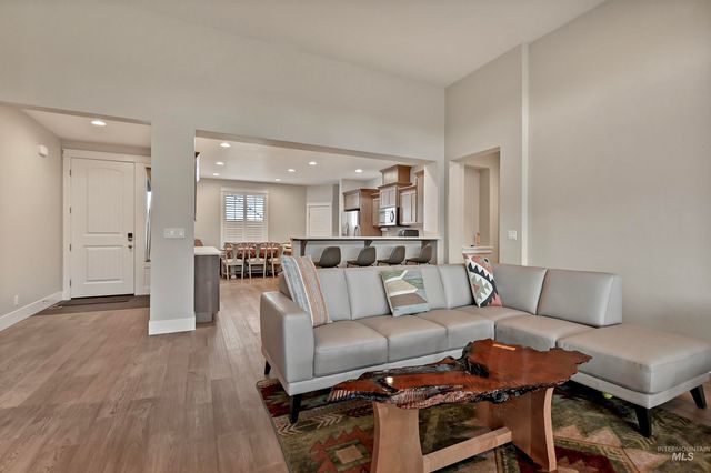 5699 W Creeks Edge Drive, Boise, ID 83714